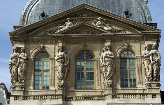 Cariatides de la Cour Carr&eacute;e du Louvre &agrave; Paris, France