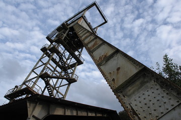 castillete del abandonado pozo Pumarabule