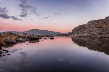 Laguna glaciar de Peñalara situada en la sierra de Navacerrada de Madrid
