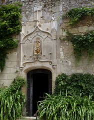 Entrée de la chapelle troglodyte: Saint Roch.