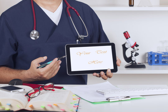 doktor tablette yazı alanı işaret ediyor.