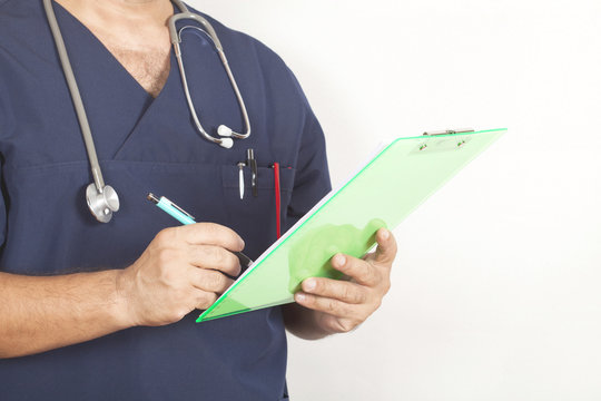 doktor tablette yazı alanı işaret ediyor.