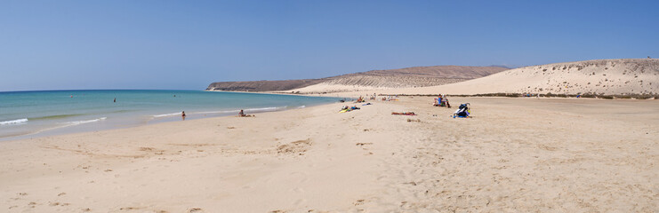 Fuerteventura, Isole Canarie: l'acqua cristallina e la vista panoramica della spiaggia di Jandia, una delle più famose dell'isola per il windsurf e il kitesurf, il 4 settembre 2016