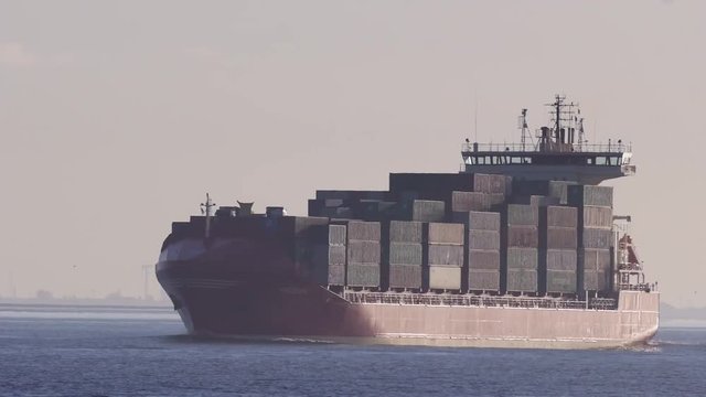 Containerschiff auf der Elbe