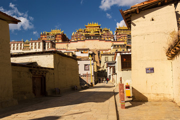 Fototapeta na wymiar Songzanlin Tibetan Buddhist Monastery located at Shangri-La (Zhongdian), Yunnan, China.