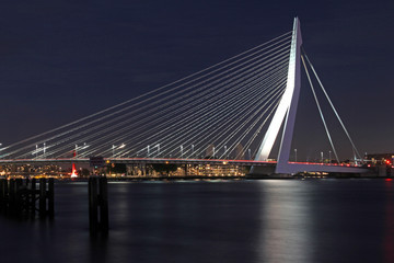 Fototapeta na wymiar Erasmusbrücke bei Nacht, Rotterdam, Niederlande 