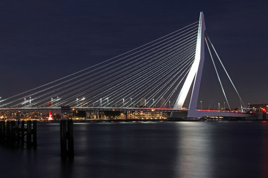 Erasmusbrücke bei Nacht, Rotterdam, Niederlande 