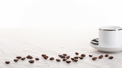 Kaffeebohnen und Kaffeetasse auf heller Steinplatte, Panorama, Makro