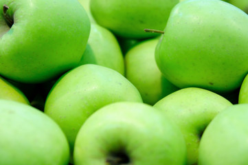Fototapeta na wymiar fresh green apples close up