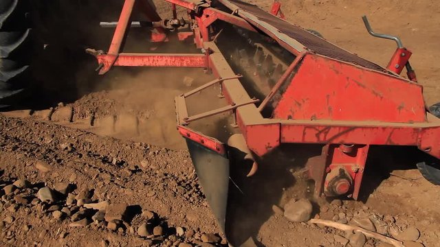 Rastrillo mecanico para recoger piedras de la tierra
