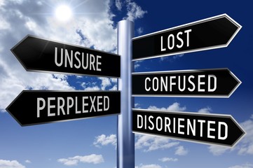 Obraz premium Signpost with 5 arrows - lost, unsure, confused, perplexed, disoriented.