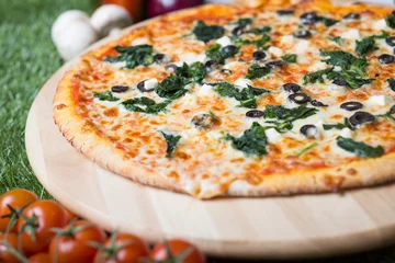 Papier Peint photo Lavable Pizzeria Delicious pizza which you can eat even on a diet. Only high quality and low fat products like spinach and feta cheese. 