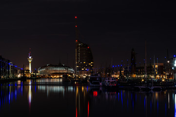 Fototapeta na wymiar Neuer Hafen in Bremerhaven bei Nacht