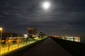 Fototapeta na wymiar Lohmanndeich Bremerhaven bei Nacht mit Mond