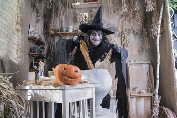 Obraz premium Halloween witch preparing potion in the boiler