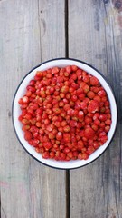 Клубника на столе