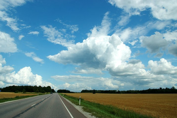 Niesamowite chmury nad pustą drogą