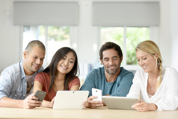 Obraz premium Start-up business people meeting with tablets and smartphones