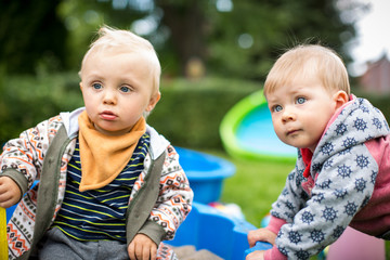 Kinder spielen