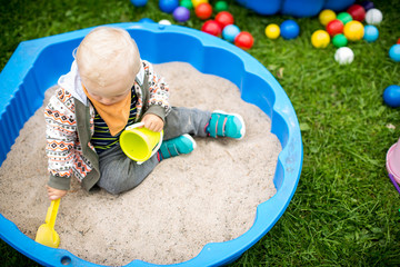 alleine spielen im Sandkasten