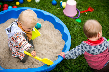 Freunde spielen im Sandkasten