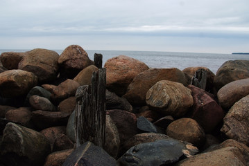 Kamienie nad brzegiem morza © mariaholka