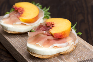 Bruschetta with prosciutto and peaches