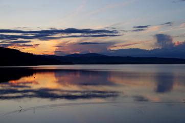 Fototapeta na wymiar Idyllischer See im Sonnenuntergang in Tschehcien