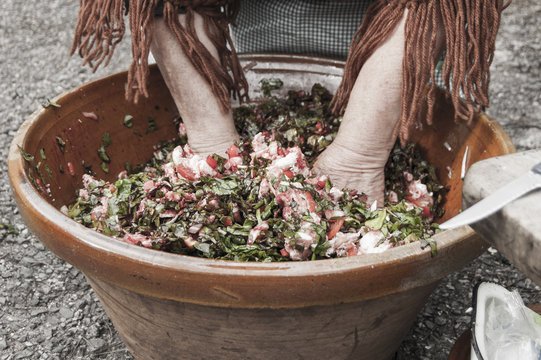 Matanza tradicional, manos de mujer mezclando los ingredientes para hacer morcillas frescas