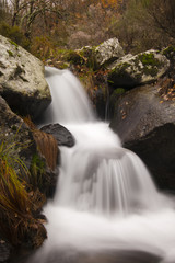 Cascada de agua dulce en otoño a su paso por las piedras en el valle del ambroz en Extremadura