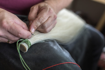 at a fiddle builder © Tobias Arhelger