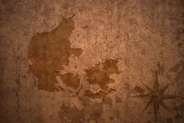 Rolgordijnen zonder boren Verweerde muur denmark map on vintage crack paper background