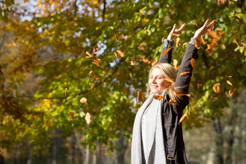 junge blonde Frau genießt die Herbstsonne 