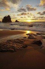 Goldener Sonnenuntergang am Strand in Portugal
