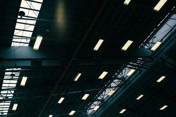 巨大な倉庫の照明