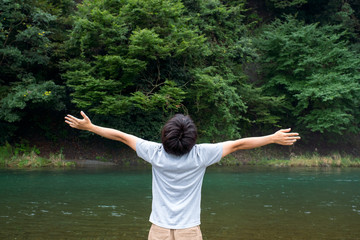 腕を広げる男性