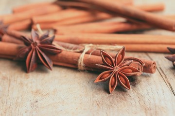 cinnamon powder with sticks