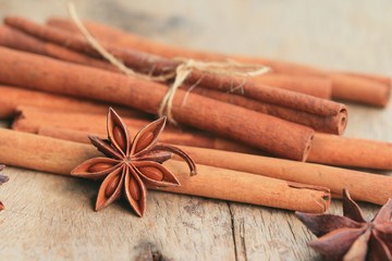 cinnamon powder with sticks