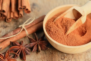 cinnamon powder with sticks