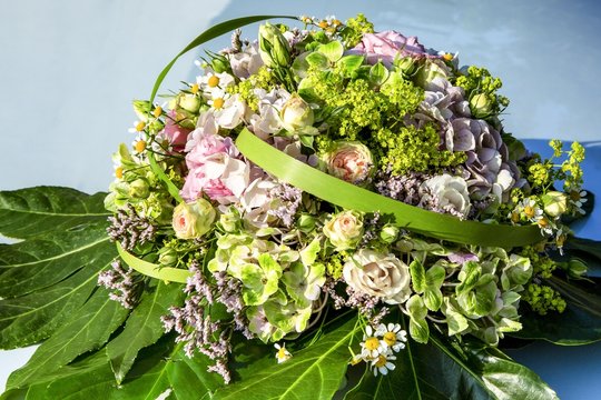 Floral decoration of a wedding car