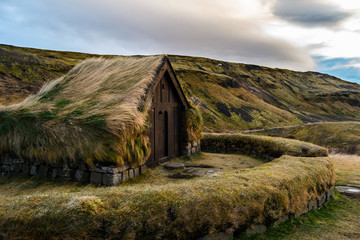 Bewachsenes Haus auf Island