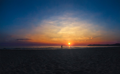Fototapeta premium der Jogger am Strand 