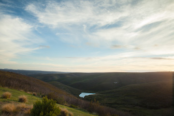 Obraz premium Wispy clouds over Gondwana Game Reserve hills