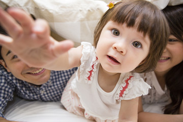 布団の中に潜る家族