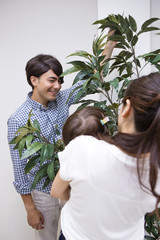 Obraz premium 植物を見る家族