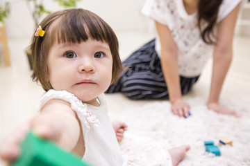 Fototapeta premium おもちゃで遊ぶ女の子