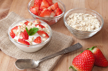 Yoghurt with strawberries and oat flakes