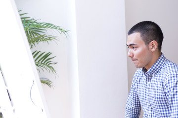 鏡を見る坊主の男性