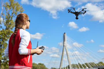 Naklejka premium Woman playing with drone