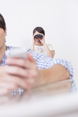 Fototapeta premium スマホをいじる男性と後ろから見る女性